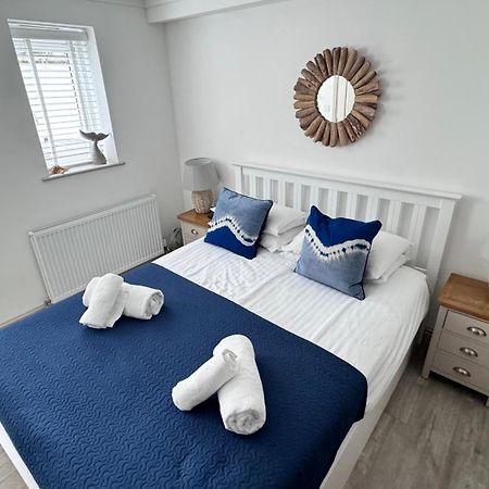 ST IVES- A SUPER STYLISH PRIVATE APARTMENT - King Ensuite Bedroom, Family Bathroom, Double Bunk Cabin Room&Double Sofabed Lounge Kitchen Diner - ABOVE PORTHMINSTER BEACH Exterior foto