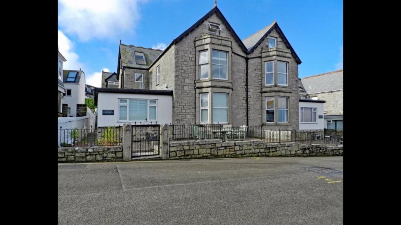 ST IVES- A SUPER STYLISH PRIVATE APARTMENT - King Ensuite Bedroom, Family Bathroom, Double Bunk Cabin Room&Double Sofabed Lounge Kitchen Diner - ABOVE PORTHMINSTER BEACH Exterior foto