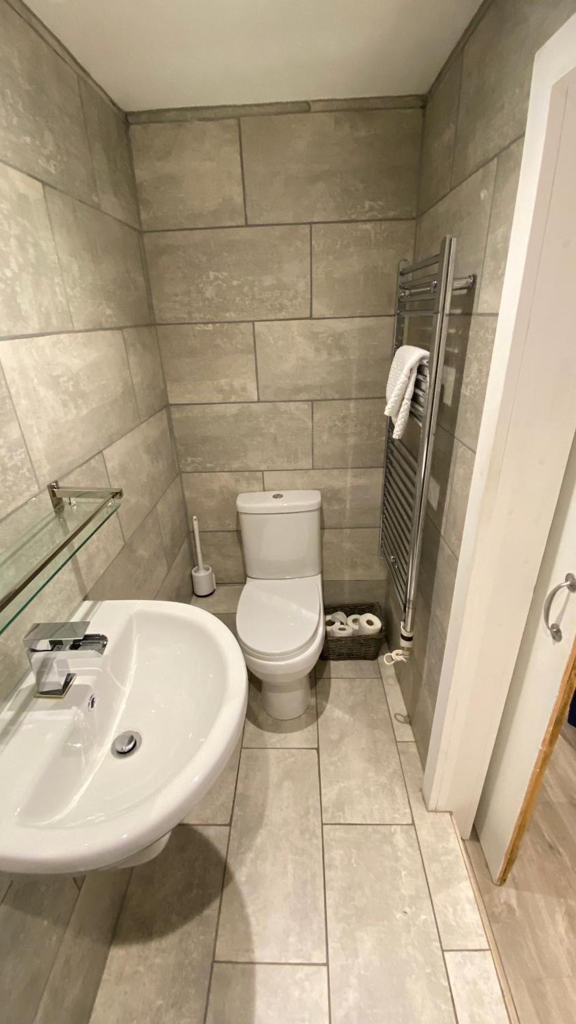 ST IVES- A SUPER STYLISH PRIVATE APARTMENT - King Ensuite Bedroom, Family Bathroom, Double Bunk Cabin Room&Double Sofabed Lounge Kitchen Diner - ABOVE PORTHMINSTER BEACH Exterior foto