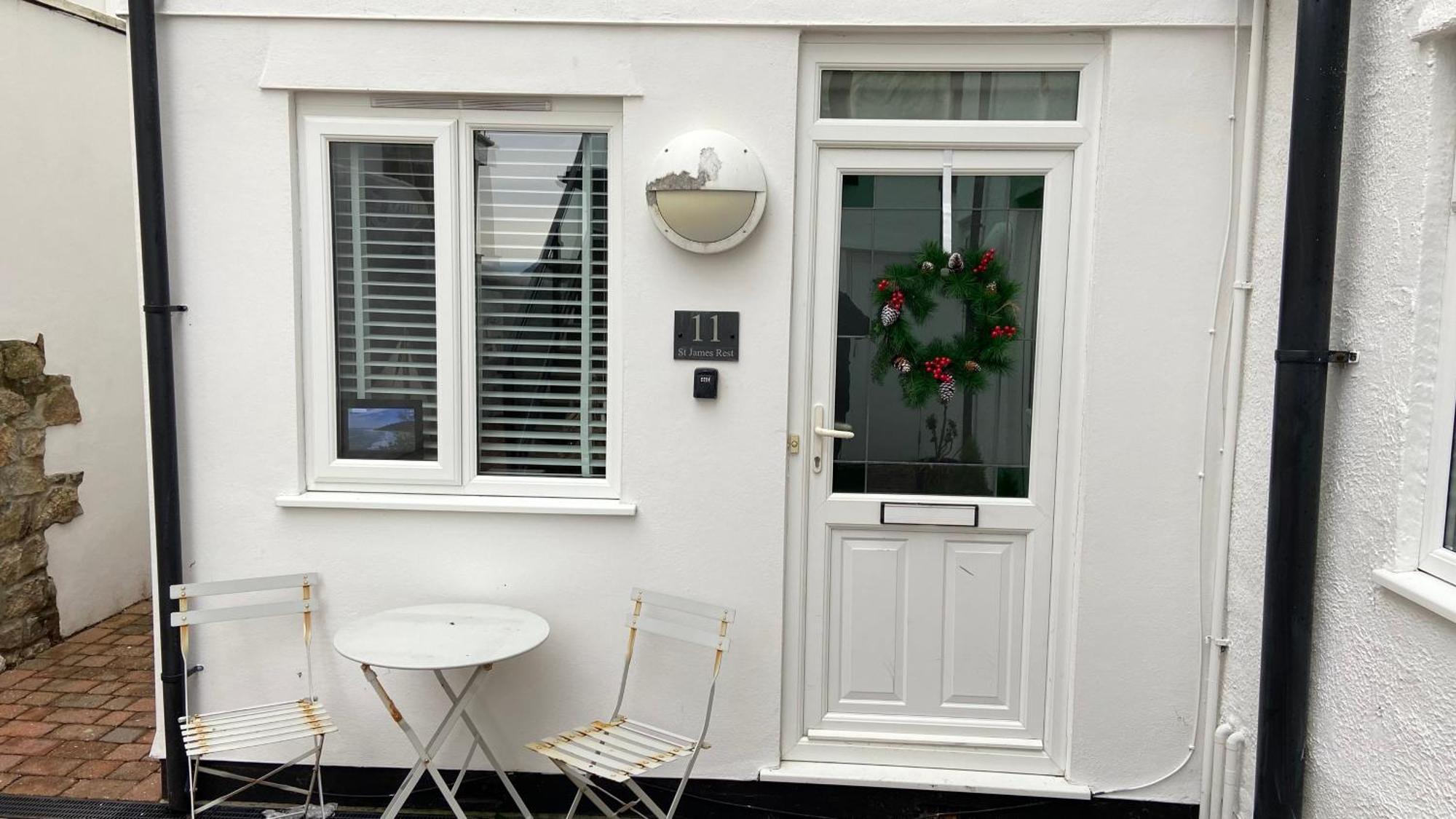 ST IVES- A SUPER STYLISH PRIVATE APARTMENT - King Ensuite Bedroom, Family Bathroom, Double Bunk Cabin Room&Double Sofabed Lounge Kitchen Diner - ABOVE PORTHMINSTER BEACH Exterior foto