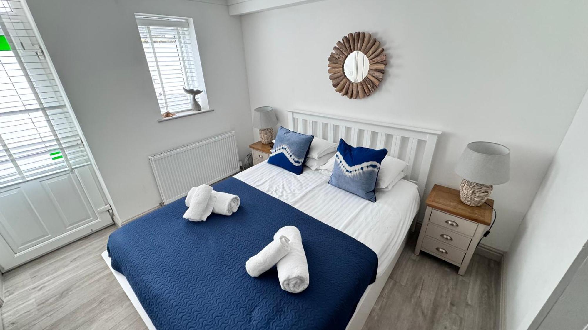 ST IVES- A SUPER STYLISH PRIVATE APARTMENT - King Ensuite Bedroom, Family Bathroom, Double Bunk Cabin Room&Double Sofabed Lounge Kitchen Diner - ABOVE PORTHMINSTER BEACH Exterior foto