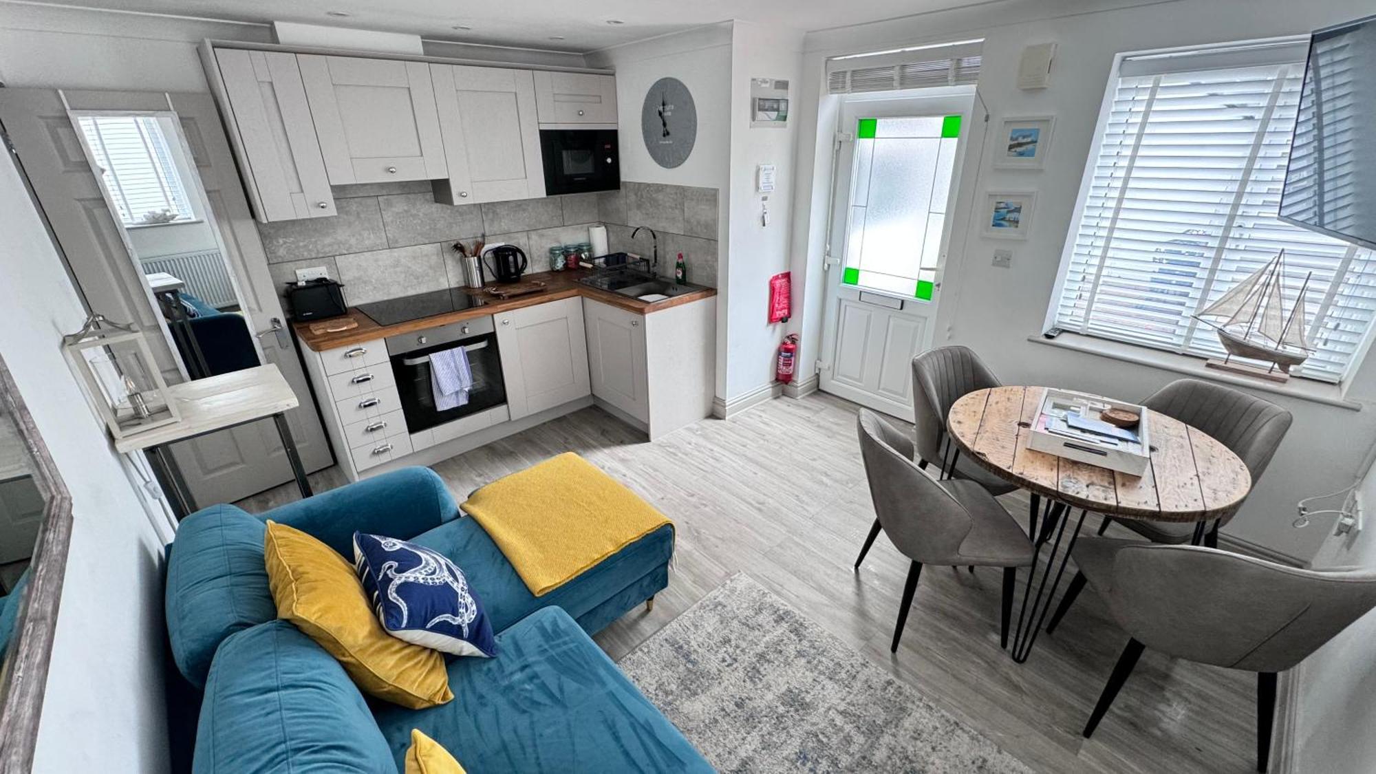 ST IVES- A SUPER STYLISH PRIVATE APARTMENT - King Ensuite Bedroom, Family Bathroom, Double Bunk Cabin Room&Double Sofabed Lounge Kitchen Diner - ABOVE PORTHMINSTER BEACH Exterior foto