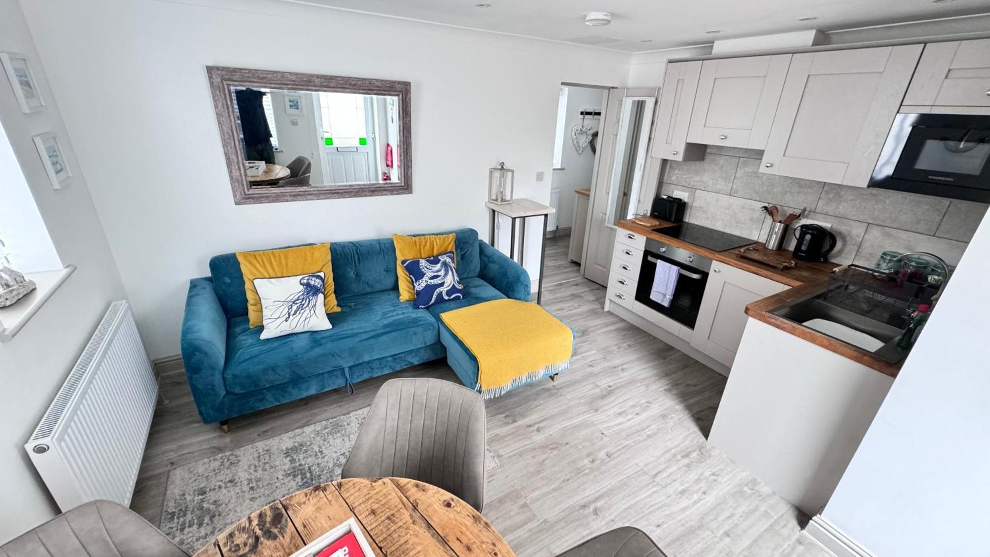 ST IVES- A SUPER STYLISH PRIVATE APARTMENT - King Ensuite Bedroom, Family Bathroom, Double Bunk Cabin Room&Double Sofabed Lounge Kitchen Diner - ABOVE PORTHMINSTER BEACH Exterior foto
